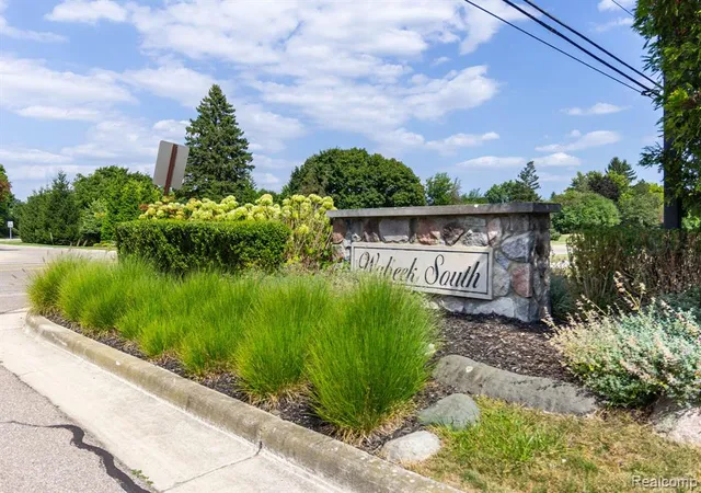 Photo 3 of Sale Pending at 4122 Wabeek Lake Dr, Bloomfield Hills, MI 48302 1660 | MLS# 61023652 | Listing updated on 2026-08-26