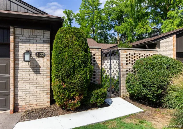 Photo 3 of Sale Pending at 4122 Wabeek Lake Dr, Bloomfield Hills, MI 48302 1660 | MLS# 61023652 | Listing updated on 2026-08-26