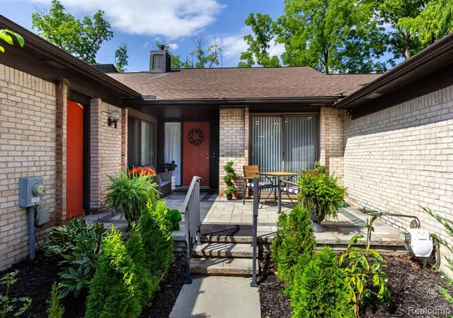 Photo 4 of Sale Pending at 4122 Wabeek Lake Dr, Bloomfield Hills, MI 48302 1660 | MLS# 61023652 | Listing updated on 2026-08-26