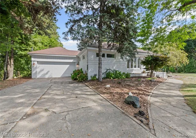 Photo 1 of Single family home for sale at 2665 Middlebelt Rd, West Bloomfield, MI 48324 1846 | MLS# 61025573 | Listing updated on 2026-08-29