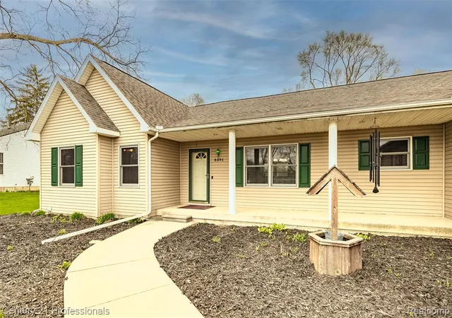 Homes for sale in Waterford, MI | 6591 Windiate Rd, Waterford, MI 48329 | MLS# 60987930