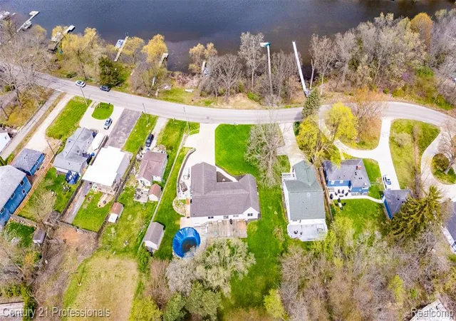 Photo 3 of Single family home for sale at 6591 Windiate Rd, Waterford, MI 48329 1487 | MLS# 60987930 | Listing updated on 2026-10-22