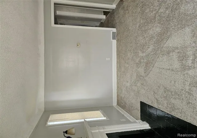 3rd image of 11627 Grayton St, Detroit, MI 48224 | MLS# 60951467