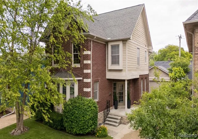 1st image of 717 S Kenwood Ave, Royal Oak, MI 48067 | MLS# 61004211