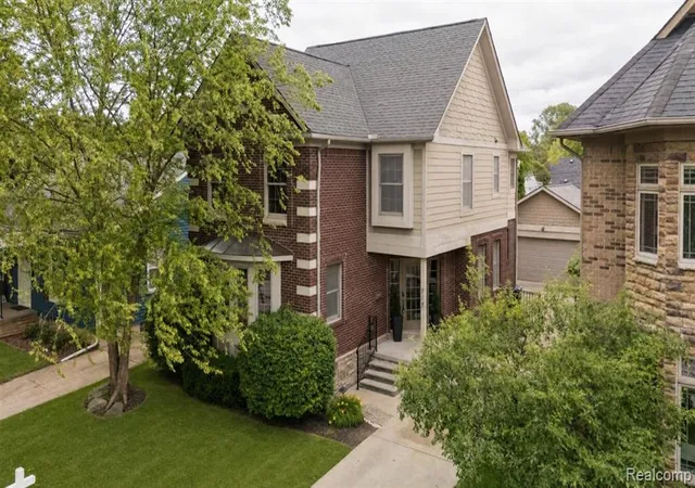2nd image of 717 S Kenwood Ave, Royal Oak, MI 48067 | MLS# 61004211