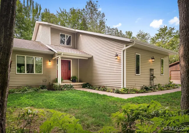 Photo 2 of Sale Pending at 935 W Orianna Dr, Marquette, MI 49855 | MLS# 50211479 | Listing updated on 2026-09-04