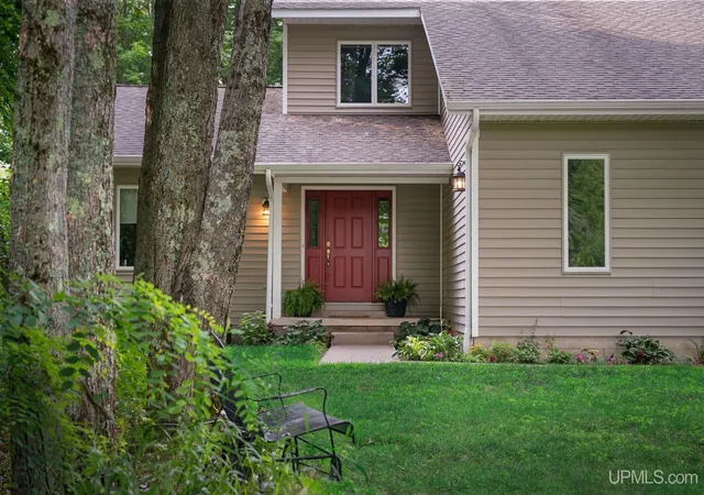 Photo 3 of Sale Pending at 935 W Orianna Dr, Marquette, MI 49855 | MLS# 50211479 | Listing updated on 2026-09-04