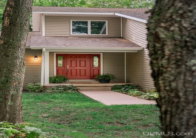 Photo 4 of Sale Pending at 935 W Orianna Dr, Marquette, MI 49855 | MLS# 50211479 | Listing updated on 2026-09-04