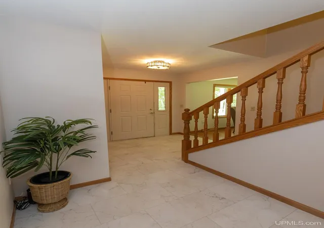 Photo 5 of Sale Pending at 935 W Orianna Dr, Marquette, MI 49855 | MLS# 50211479 | Listing updated on 2026-09-04