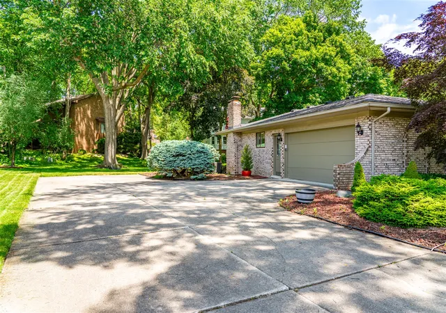 2nd image of 5097 Collington Dr, Troy, MI 48098 | MLS# 70537873