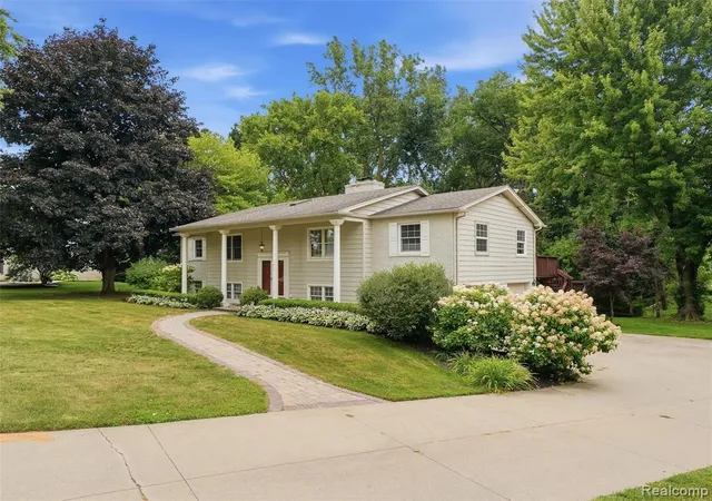 2nd image of 138 Aintree Rd, Rochester, MI 48306 | MLS# 61015685