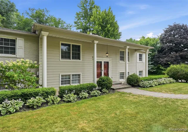 Photo 5 of Single family home for sale at 138 Aintree Rd, Rochester, MI 48306 | MLS# 61015685 | Listing updated on 2026-08-24