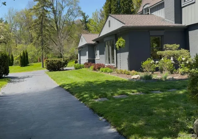 Photo 3 of Single family home for sale at 25080 Glynholm Ct, Bloomfield Hills, MI 48301 | MLS# 61014602 | Listing updated on 2026-07-25