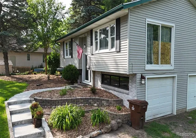 Photo 5 of Single family home for sale at 7915 Hillcrest Dr, Laingsburg, MI 48848 9756 | MLS# 61006678 | Listing updated on 2026-09-01