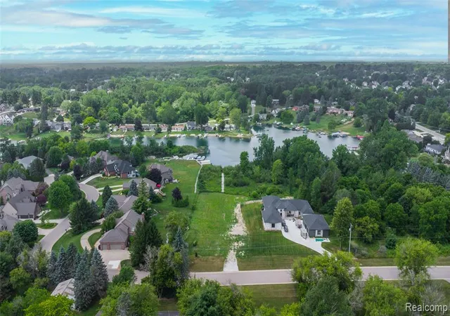 2nd image of 4172 Northshore Dr, Fenton, MI 48430 | MLS# 61007628