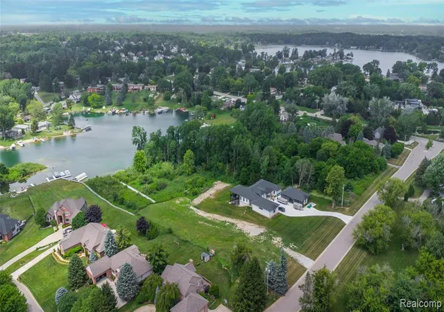 3rd image of 4172 Northshore Dr, Fenton, MI 48430 | MLS# 61007628