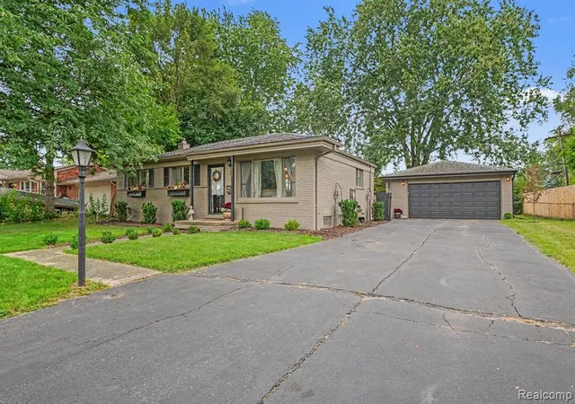 3rd image of 6063 Graper Dr, Waterford, MI 48329 1334 | MLS# 61023173