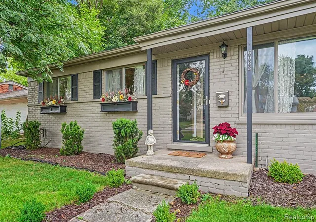 4th image of 6063 Graper Dr, Waterford, MI 48329 1334 | MLS# 61023173