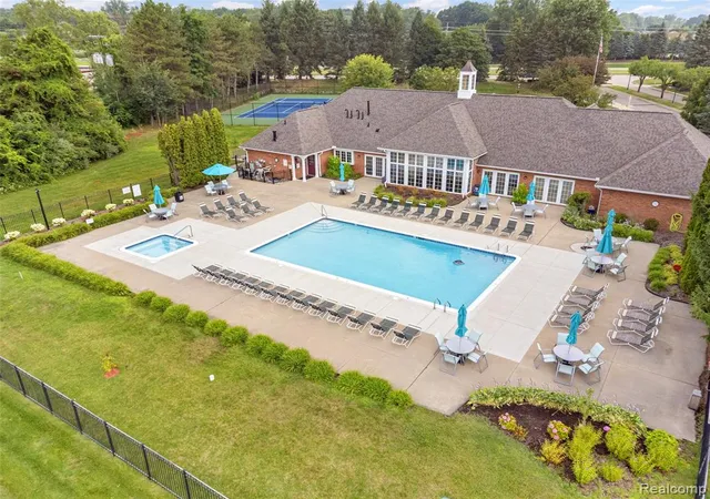 Listing Photo 2 - Condo for sale in building located at 56472 Chesapeake Trl, Shelby Township, MI 48316 - Unit #71