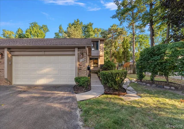 Photo 2 of Sale Pending at 31456 Hunters Cir Dr, Farmington, MI 48334 | MLS# 61011625 | Listing updated on 2026-07-17