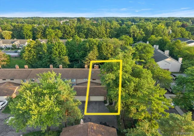 Photo 3 of Sale Pending at 31456 Hunters Cir Dr, Farmington, MI 48334 | MLS# 61011625 | Listing updated on 2026-07-17