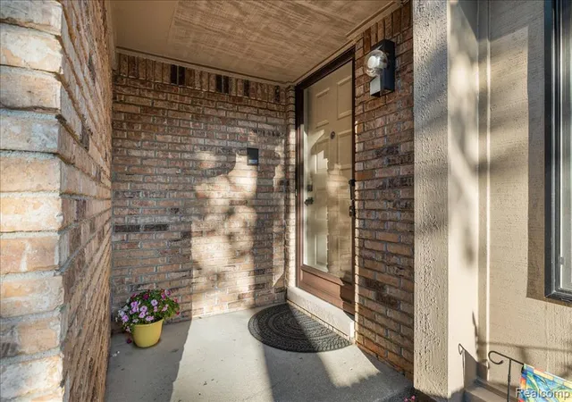 Photo 3 of Sale Pending at 31456 Hunters Cir Dr, Farmington, MI 48334 | MLS# 61011625 | Listing updated on 2026-07-17