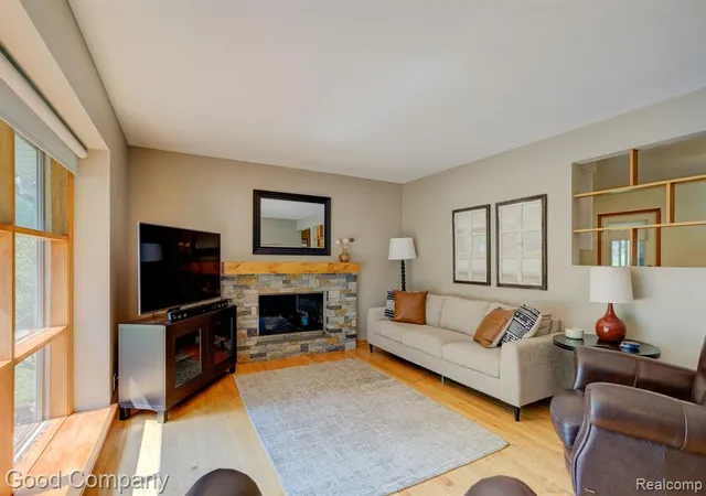 Photo 3 of Sale Pending at 3336 Merrill Ave, Royal Oak, MI 48073 6815 | MLS# 61023905 | Listing updated on 2026-09-12