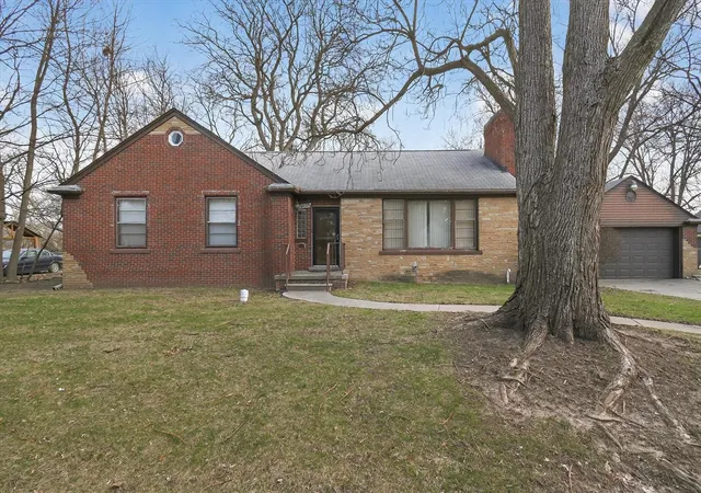 3rd image of 18759 Huntington Ave, Harper Woods, MI 48225 | MLS# 70518267