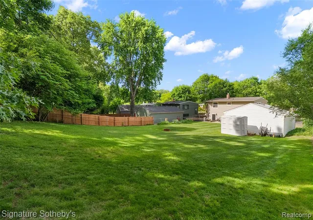 Homes for sale in Milford, MI | 954 Panorama Dr, Milford, MI 48381 | MLS# 61000229
