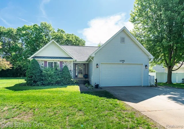 Homes for sale in Oxford, MI | 1081 Clearview Dr, Oxford, MI 48371 | MLS# 60998395