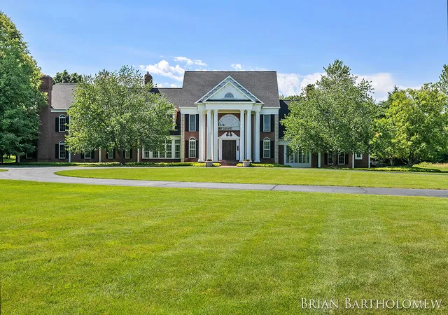 Photo 3 of Single family home for sale at 560 Saddlebrook Dr, Ada, MI 49301 | MLS# 70552643 | Listing updated on 2026-08-17