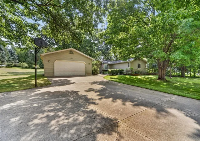 Photo 1 of Single family home for sale at 17334 10 Mile Rd, Battle Creek, MI 49014 | MLS# 70555395 | Listing updated on 2026-08-28