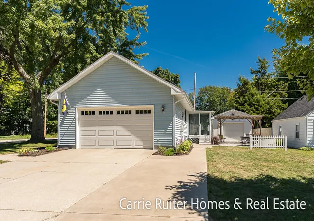 Photo 3 of Sale Pending at 17232 W Spring Lake Rd, Spring Lake, MI 49456 | MLS# 70554707 | Listing updated on 2026-09-11