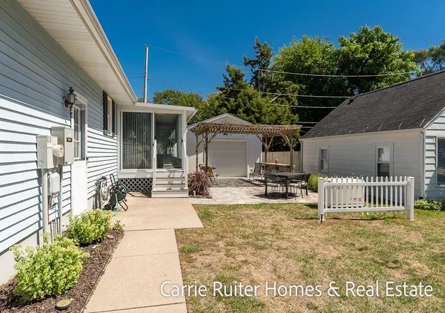 Photo 4 of Sale Pending at 17232 W Spring Lake Rd, Spring Lake, MI 49456 | MLS# 70554707 | Listing updated on 2026-09-11