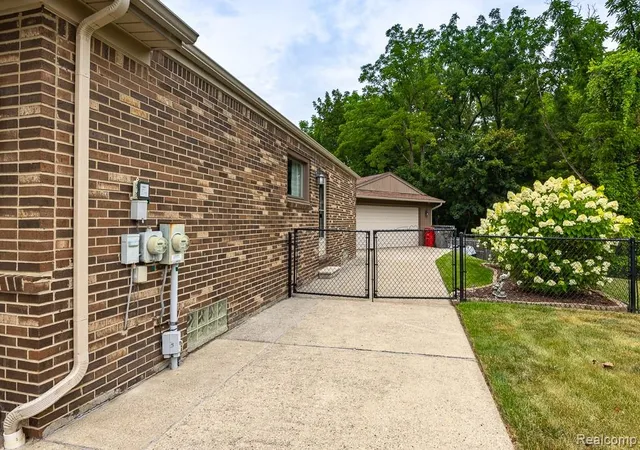 Photo 5 of Sale Pending at 18233 Matthew Dr, Clinton Township, MI 48035 | MLS# 61021436 | Listing updated on 2026-08-30