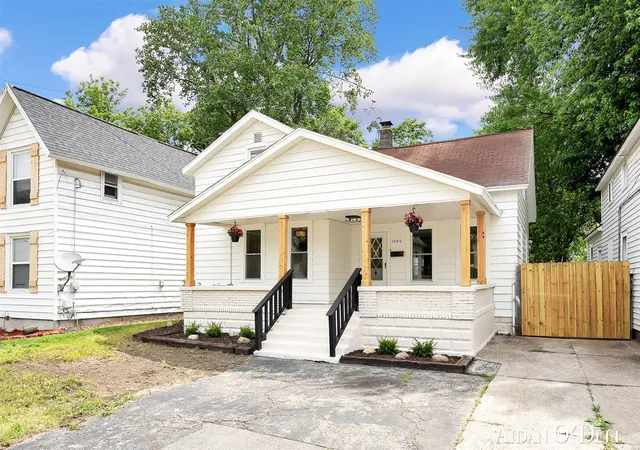 Homes for sale in Grand Rapids, MI | 1050 Broadway Ave, Grand Rapids, MI 49504 | MLS# 70538467