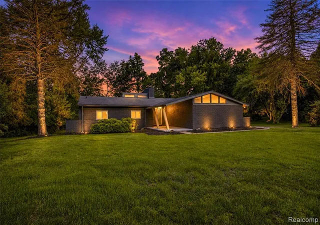 Photo 1 of Sale Pending at 4469 Chamberlain Dr, Bloomfield Hills, MI 48301 3744 | MLS# 61008074 | Listing updated on 2026-08-27