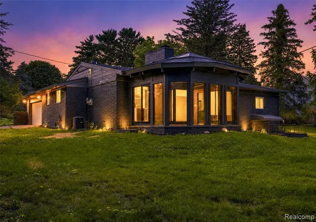 Photo 3 of Sale Pending at 4469 Chamberlain Dr, Bloomfield Hills, MI 48301 3744 | MLS# 61008074 | Listing updated on 2026-08-27