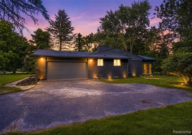 Photo 4 of Sale Pending at 4469 Chamberlain Dr, Bloomfield Hills, MI 48301 3744 | MLS# 61008074 | Listing updated on 2026-08-27