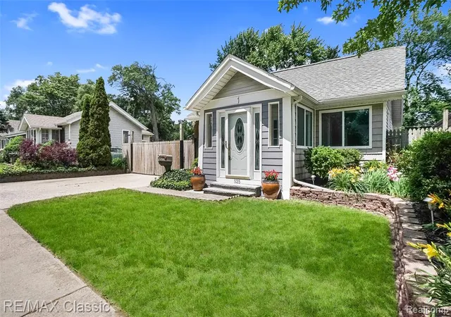 3rd image of 525 E Lewiston Ave, Ferndale, MI 48220 | MLS# 61004106