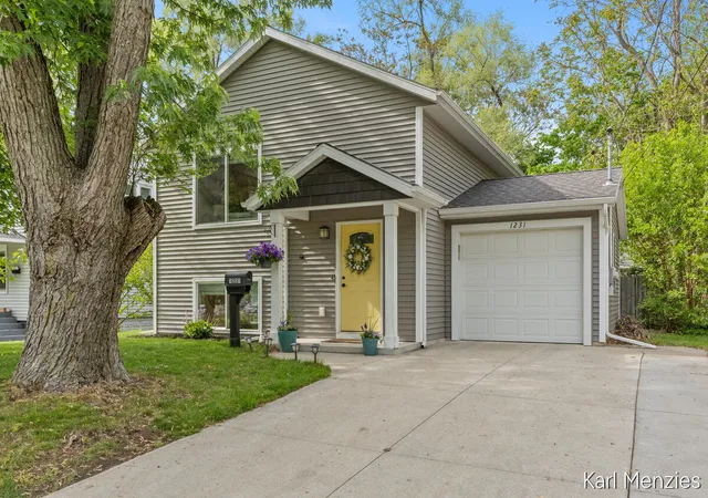 Homes for sale in Grand Rapids, MI | 1231 Bradford St, Grand Rapids, MI 49503 | MLS# 70534901