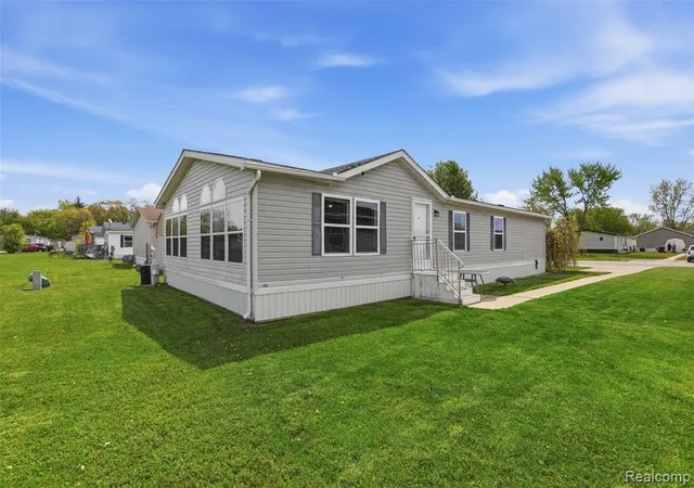 Homes for sale in Flat Rock, MI | 29220 Tanglewood, Flat Rock, MI 48134 | MLS# 60992798