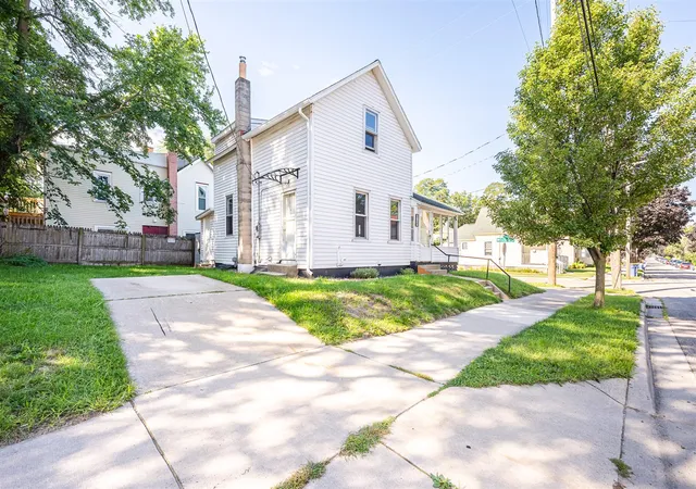 Photo 2 of Sale Pending at 928 Baxter St, Grand Rapids, MI 49506 | MLS# 70554861 | Listing updated on 2026-09-03