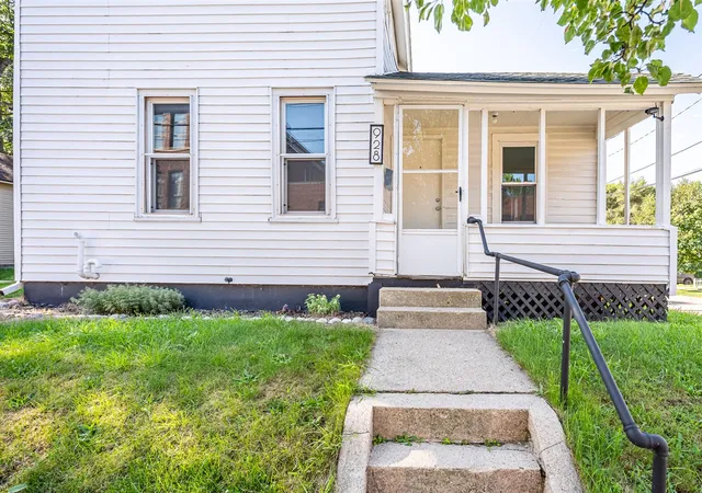Photo 3 of Sale Pending at 928 Baxter St, Grand Rapids, MI 49506 | MLS# 70554861 | Listing updated on 2026-09-03