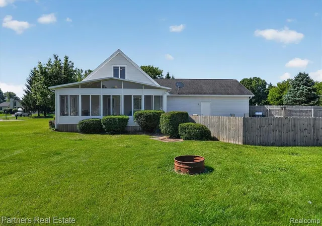Photo 3 of Single family home for sale at 9145 Apple Orchard Dr, Fenton, MI 48430 8912 | MLS# 61011077 | Listing updated on 2026-10-26