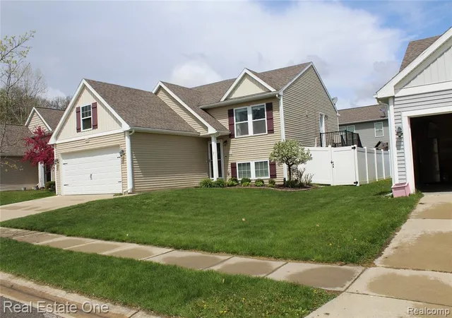 Homes for sale in Fowlerville, MI | 8662 Pinnebog River Dr, Fowlerville, MI 48836 | MLS# 60988538
