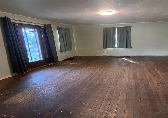 Photo 3 of Sale Pending at 703 E Front St, Buchanan, MI 49107 | MLS# 70552594 | Listing updated on 2026-08-25