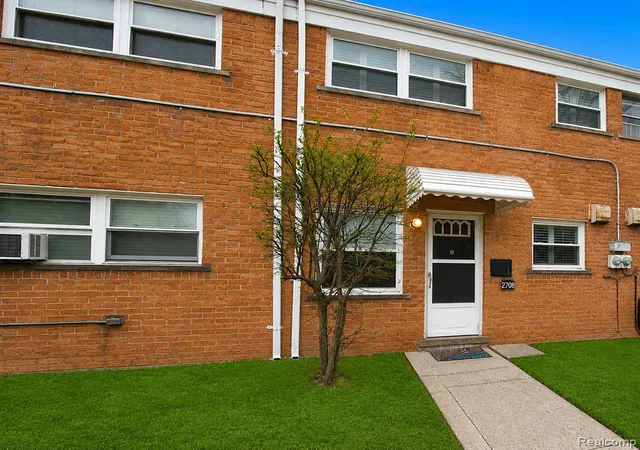 14th image of 2708 W 13 Mile Rd, Royal Oak, MI 48073 | MLS# 61019870