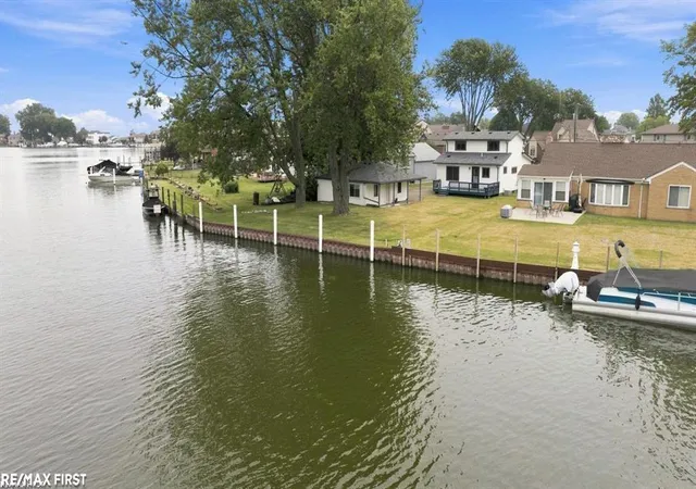 3rd image of 38127 Huron Pointe Dr Dr, Harrison Township, MI 48045 | MLS# 50218567