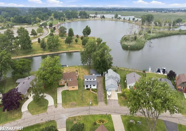 4th image of 38127 Huron Pointe Dr Dr, Harrison Township, MI 48045 | MLS# 50218567